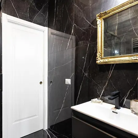 Large And Bright Located In Piazza Del Colosseo *