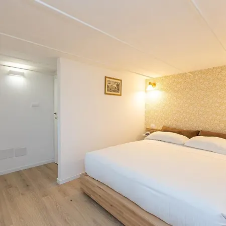 Large And Bright Located In Piazza Del Colosseo Lejlighed Rom