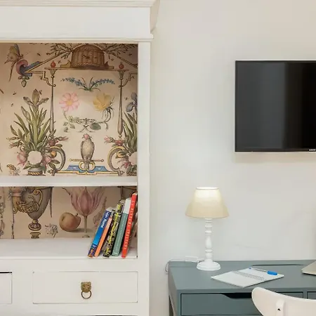 Large And Bright Located In Piazza Del Colosseo Rom
