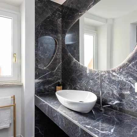 Large And Bright Located In Piazza Del Colosseo