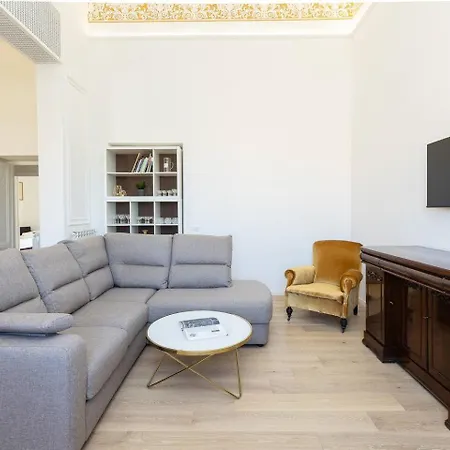 Large And Bright Located In Piazza Del Colosseo Rom